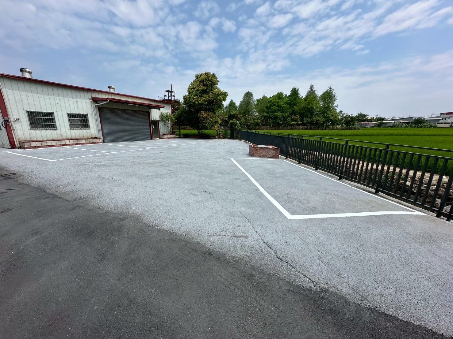 完成塗料與畫線的戶外停車場