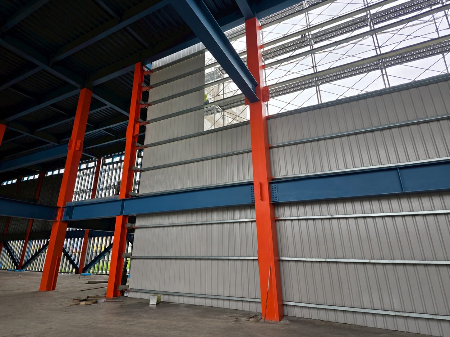 台中太平運動場館新建工程-外牆板與門窗施工